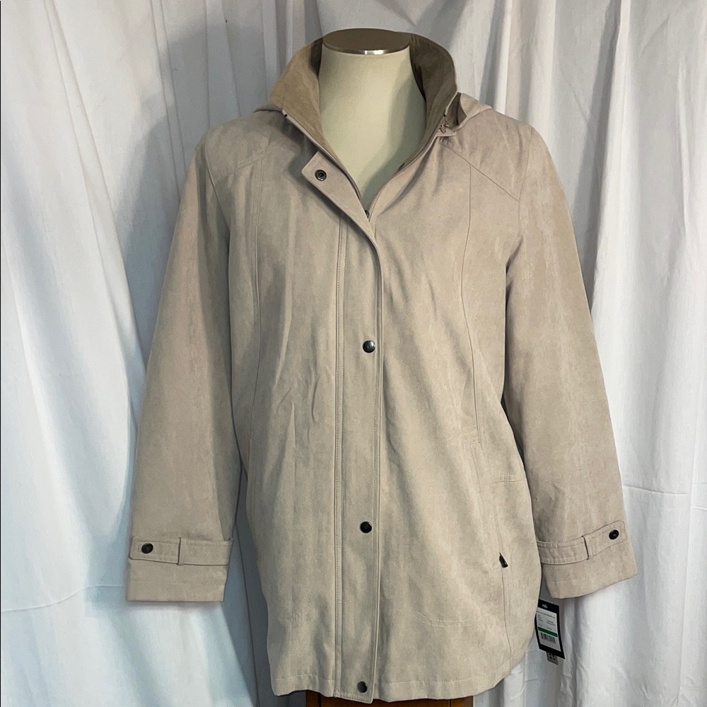 NWT Gallery Women's Tan Trench Coat. Removable liner and‎ hood. Size Large.